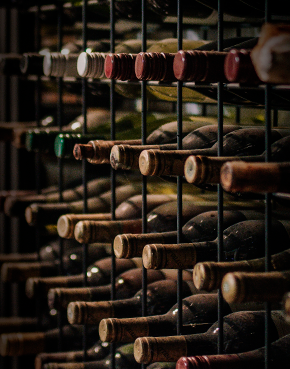 A Garrafeira - En Portugal garrafeira tiene 3 significados: 1- local  donde se puede comprar vino, una vinoteca. 2- donde se puede guardar el vino,  un botellero como vemos en la foto.